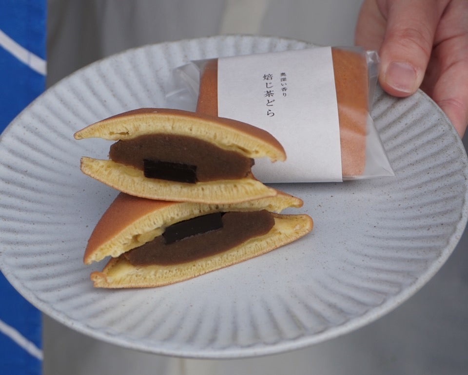 どら焼き専門[湯ノ塩]の金胡麻ほうじ茶どら焼きが通販・お取り寄せできる。